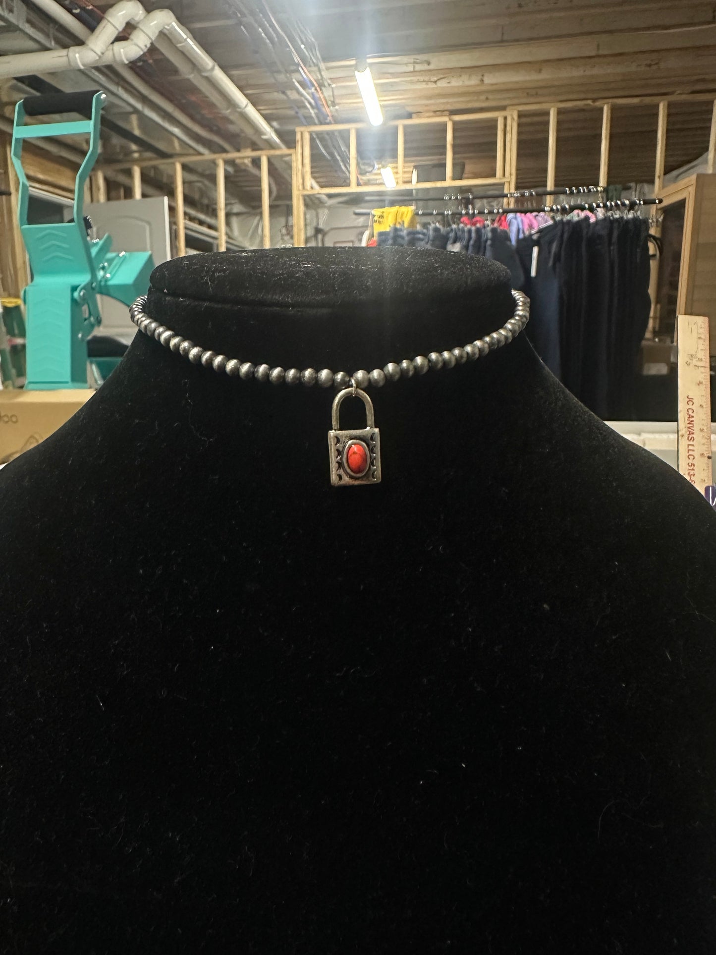 silver peal and lock pendant choker