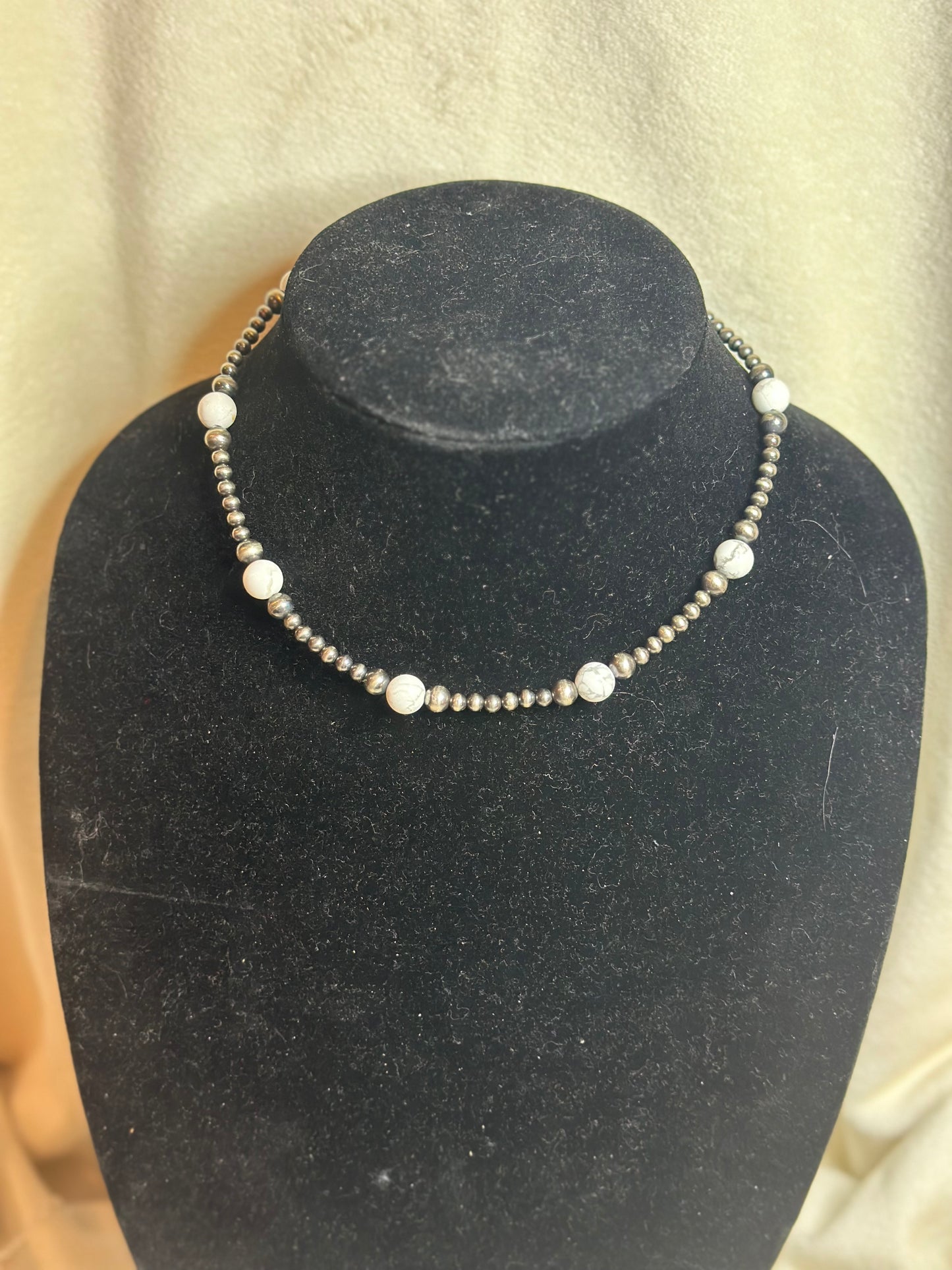 white howlite graduated necklace