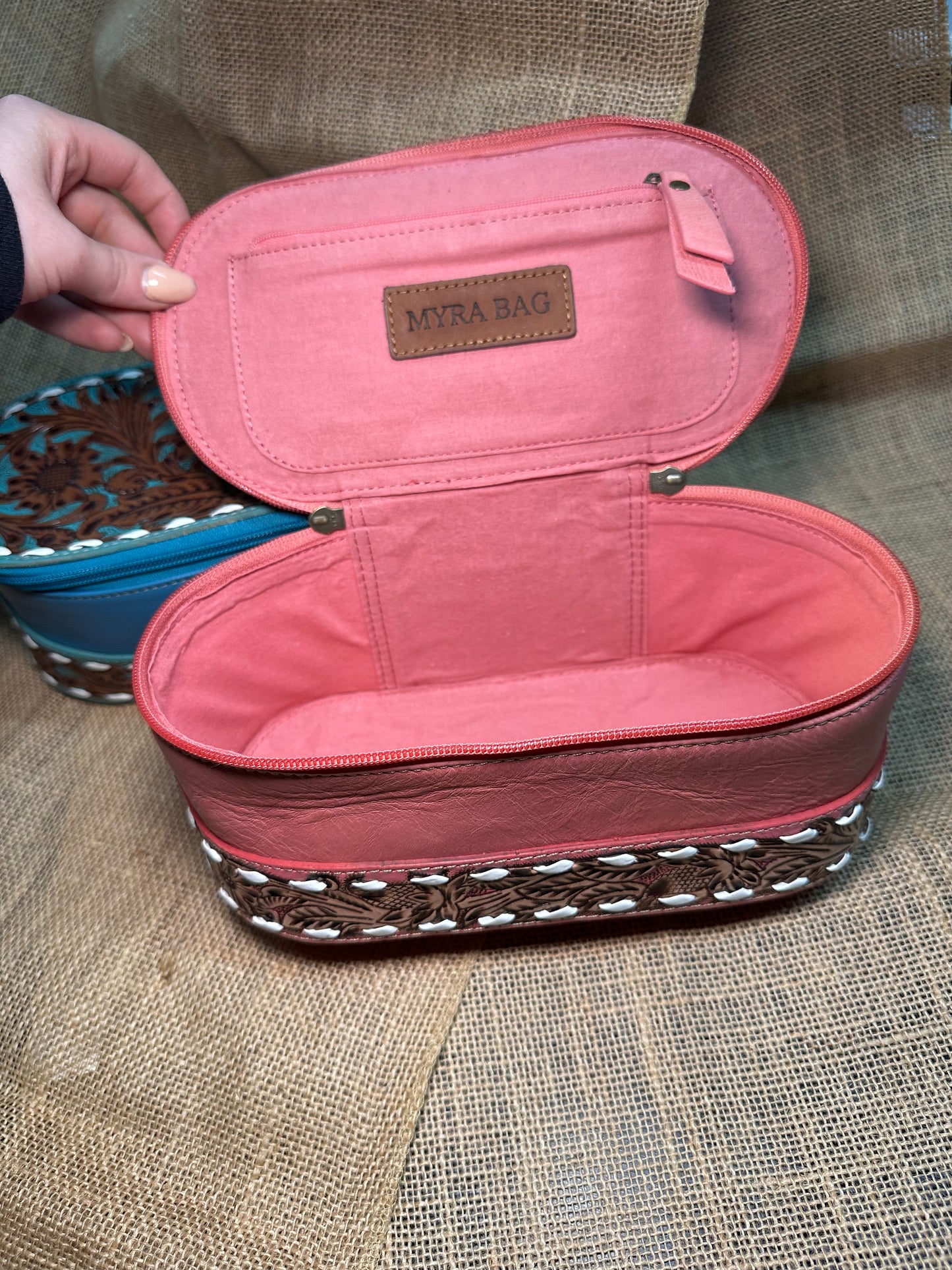Chesterock Canyon Make-Up Kit
