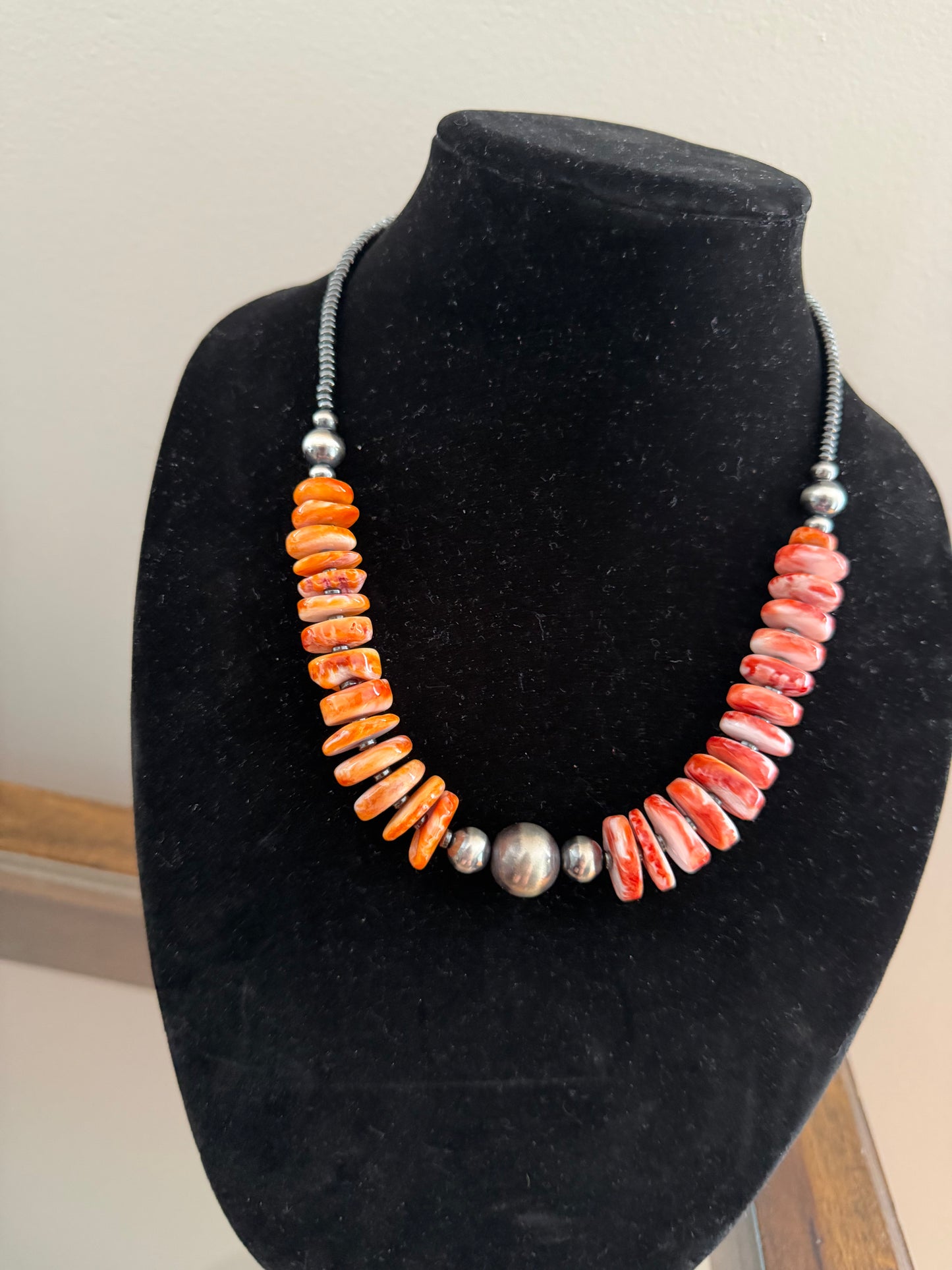 Dual color spiny graduated necklace