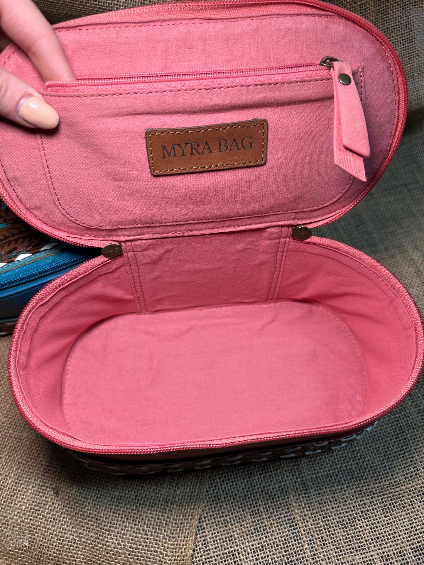 Chesterock Canyon Make-Up Kit