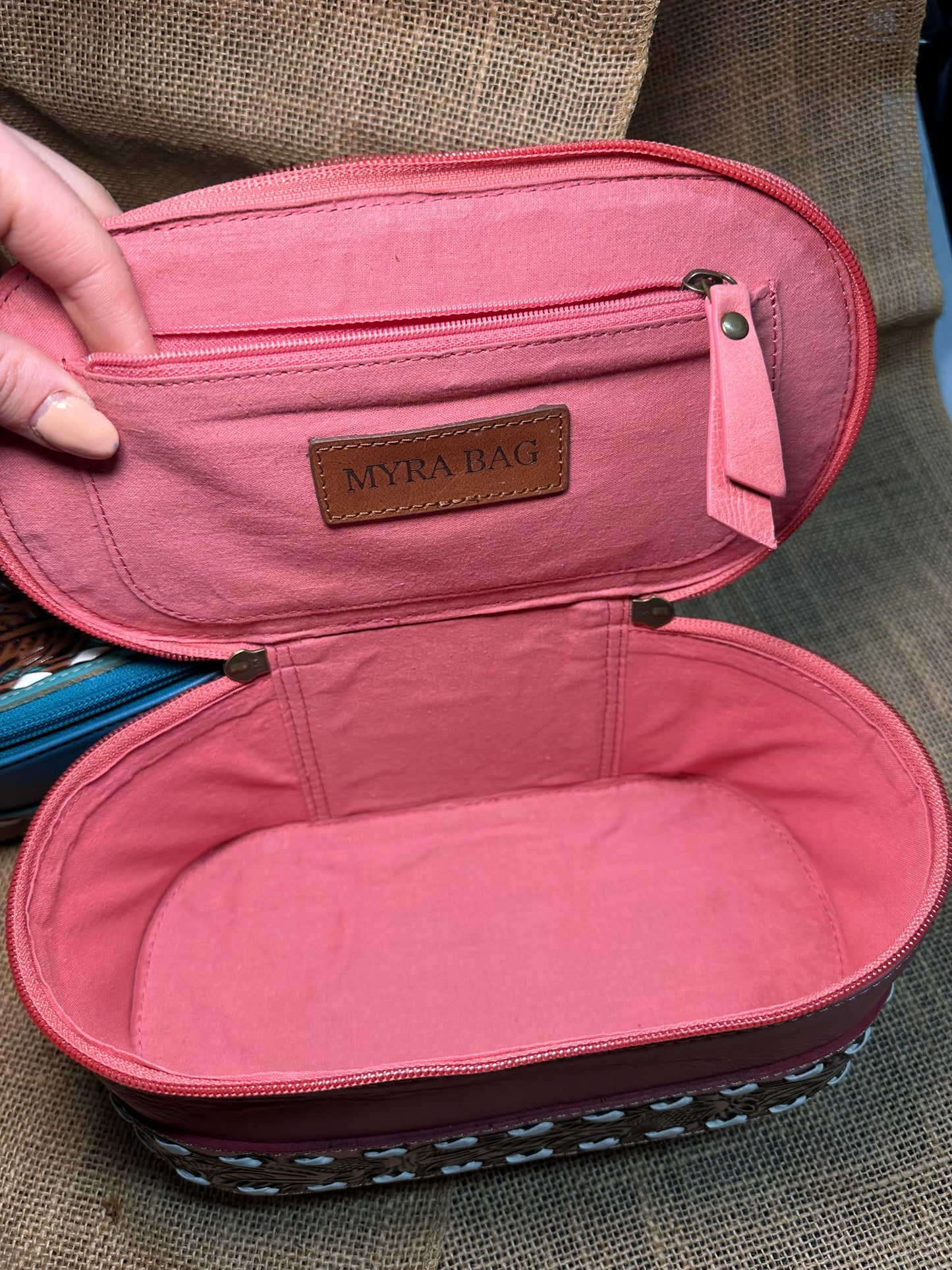 Chesterock Canyon Make-Up Kit