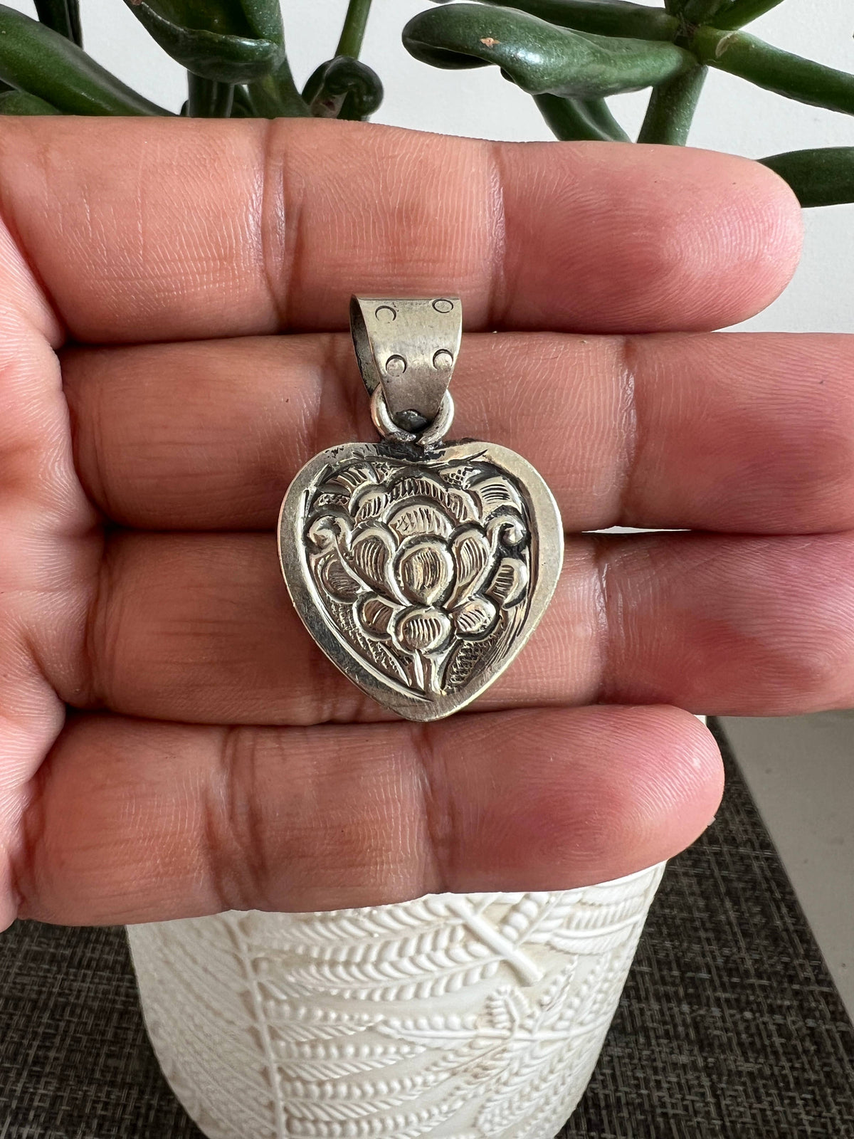 Heart shape pink conch shell pendant, .75 x.75 inches