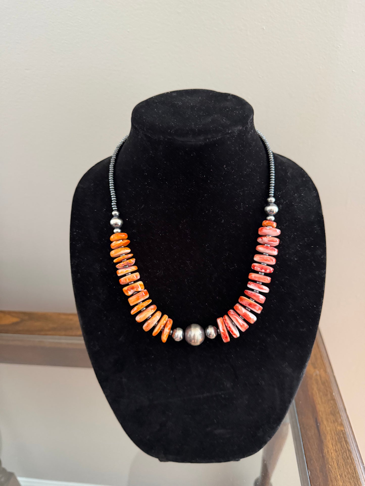 Dual color spiny graduated necklace