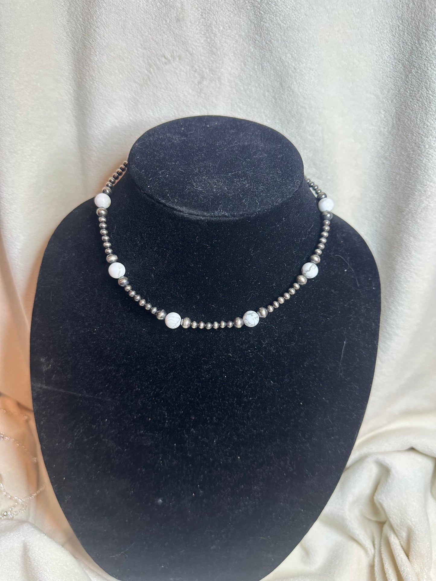white howlite graduated necklace