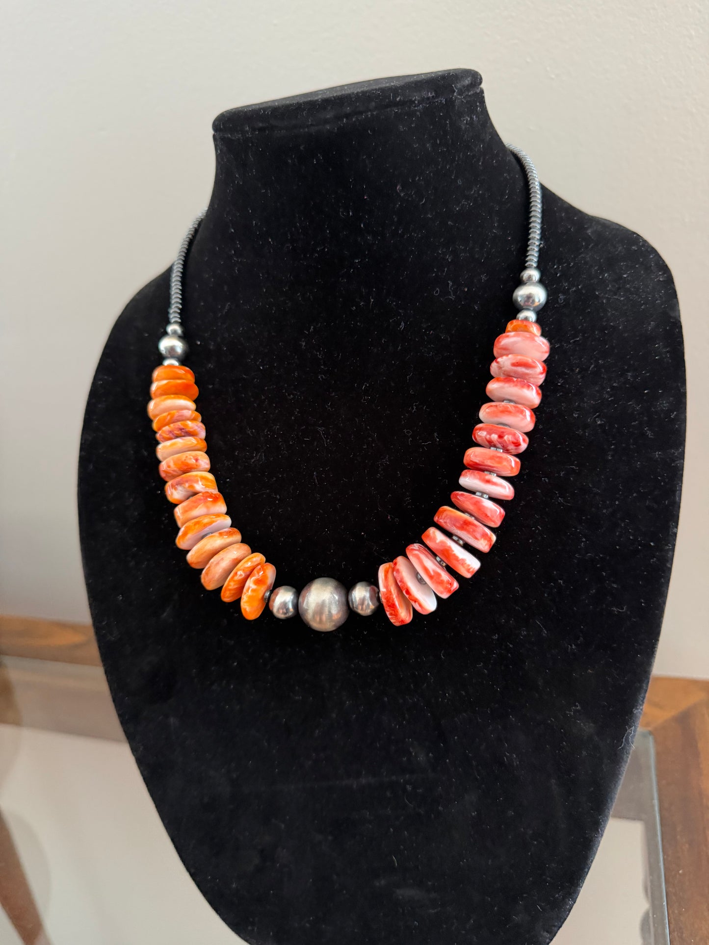 Dual color spiny graduated necklace