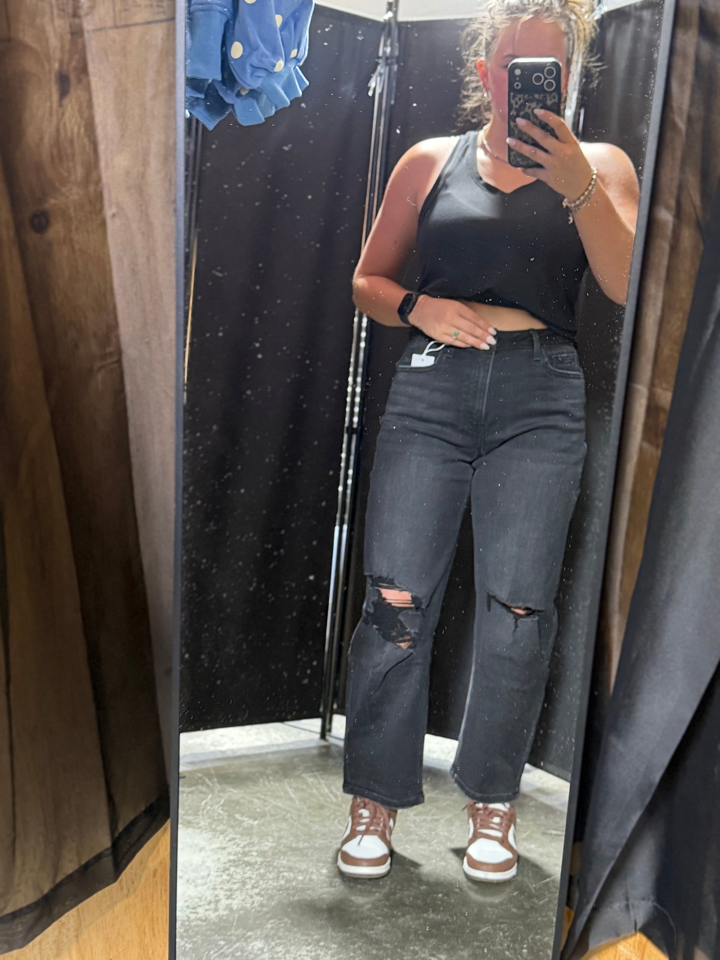 HIGH RISE DISTRESSED BLACK BARREL JEANS T6568