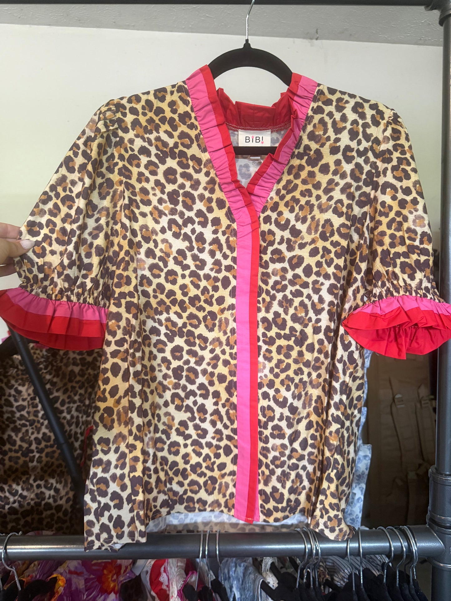 LEOPARD PRINTED WOVEN CONTRAST EDGE RUFFLED BLOUSE