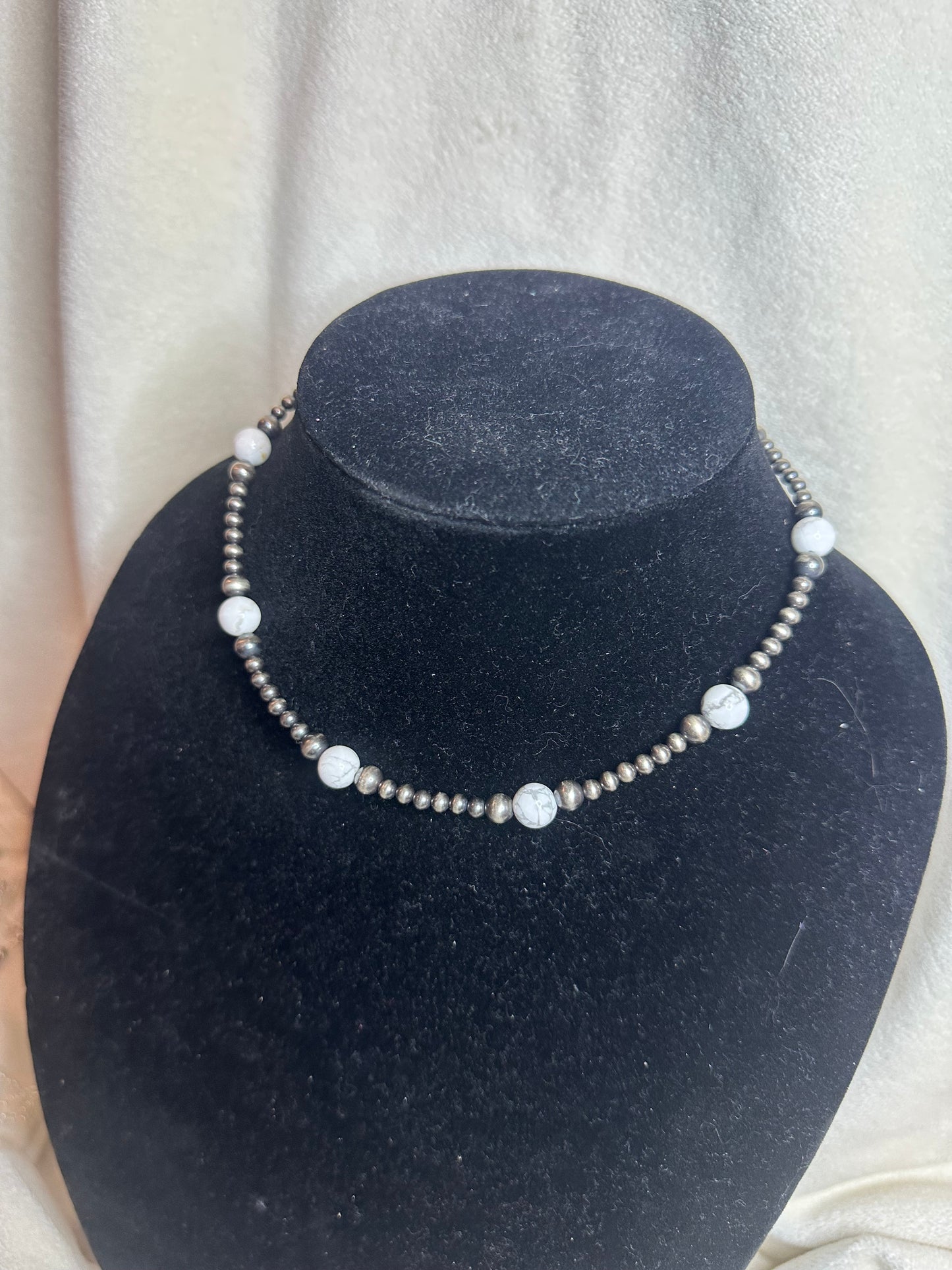white howlite graduated necklace