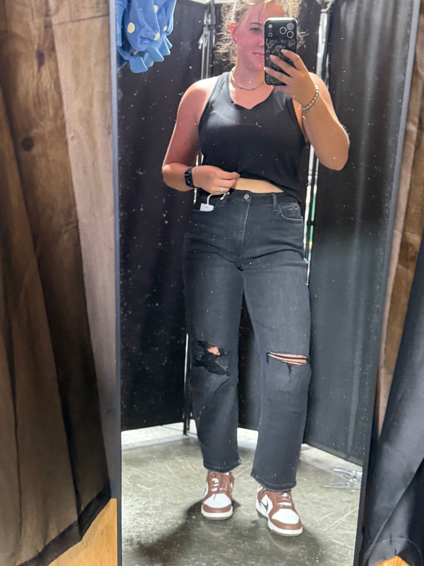 HIGH RISE DISTRESSED BLACK BARREL JEANS T6568