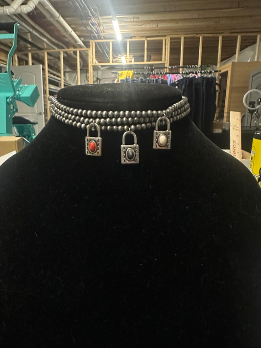 silver peal and lock pendant choker