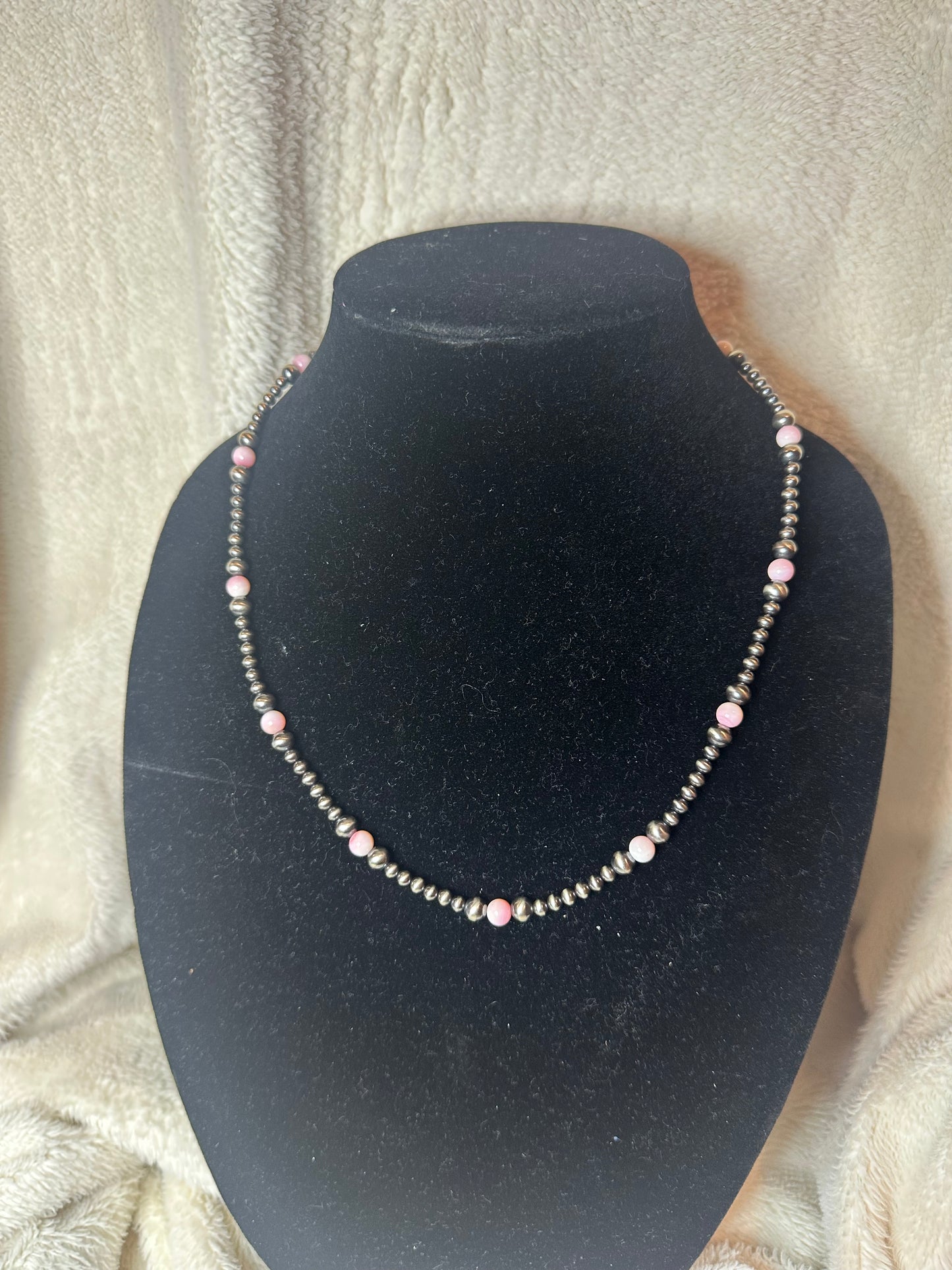 4mm graduted 6mm pink conch necklace