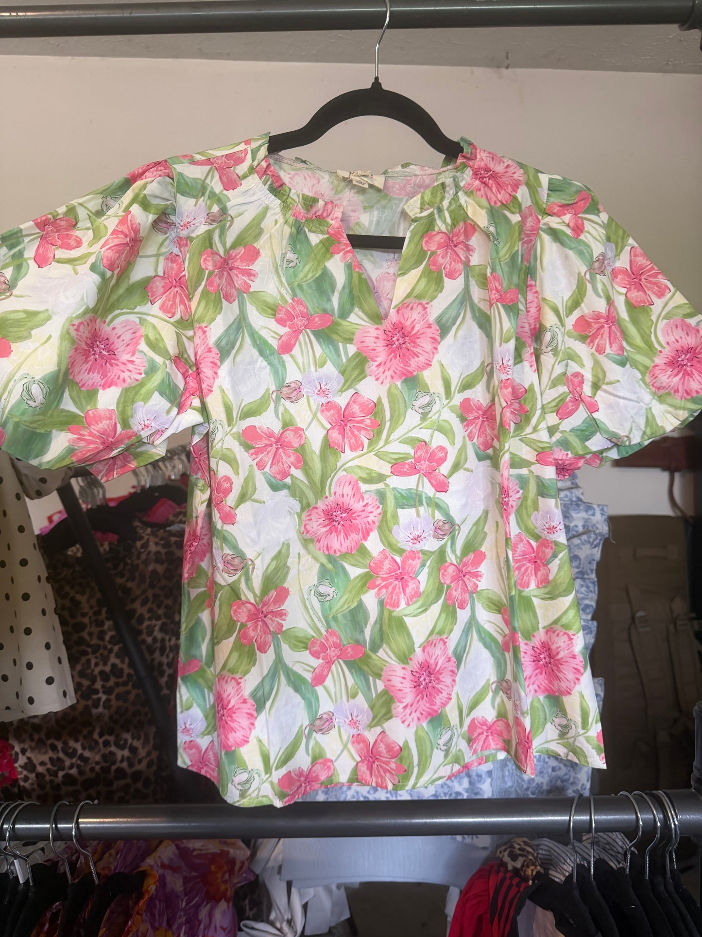 FLOWER PRINTED WOVEN RUFFLED V NECK TOP