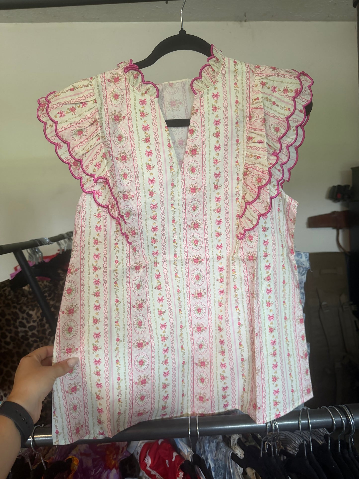 PRINTED WOVEN SCALLOPE EDGE DETAIL RUFFLED SLEEVES V NECK TO