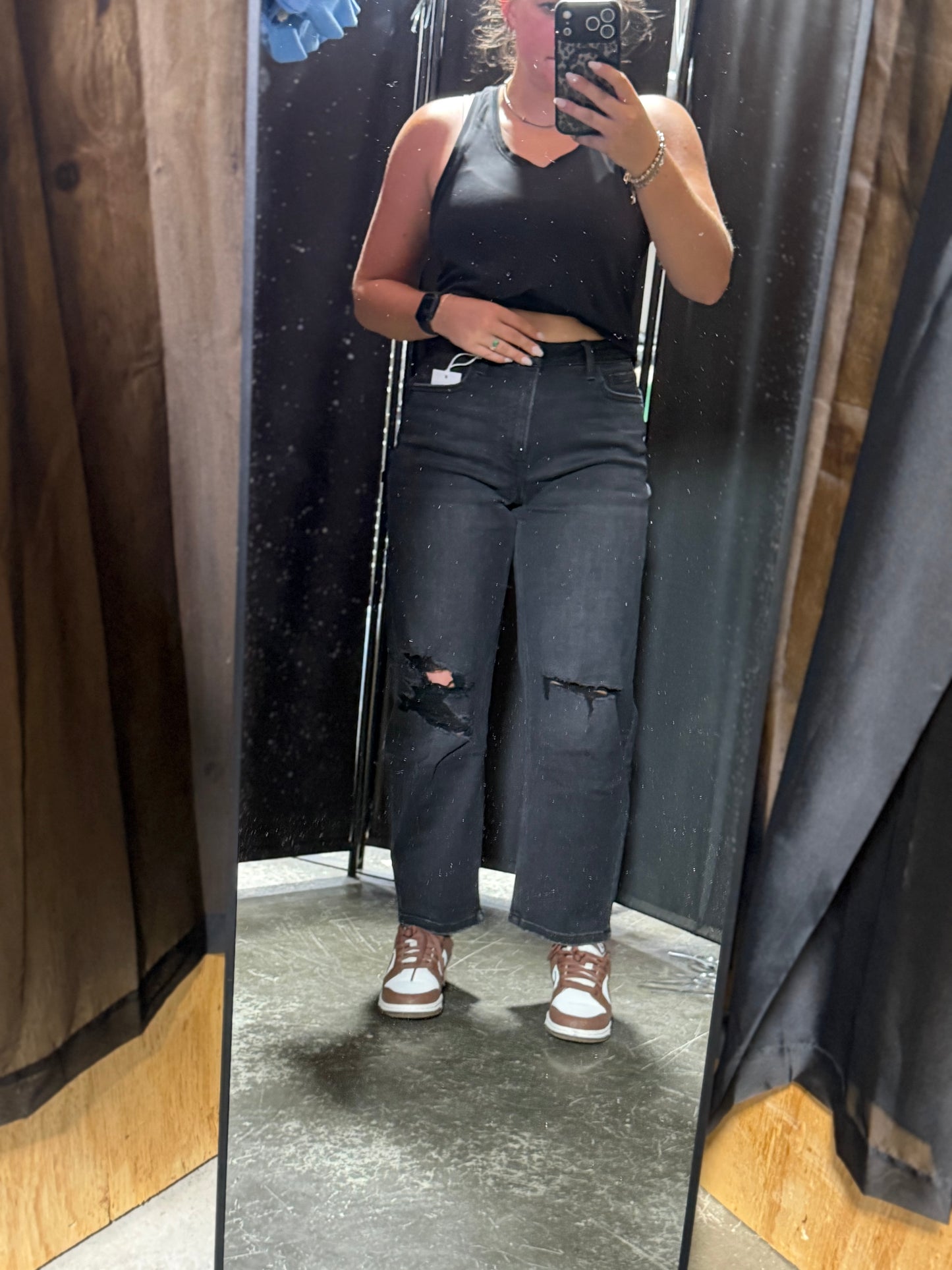 HIGH RISE DISTRESSED BLACK BARREL JEANS T6568