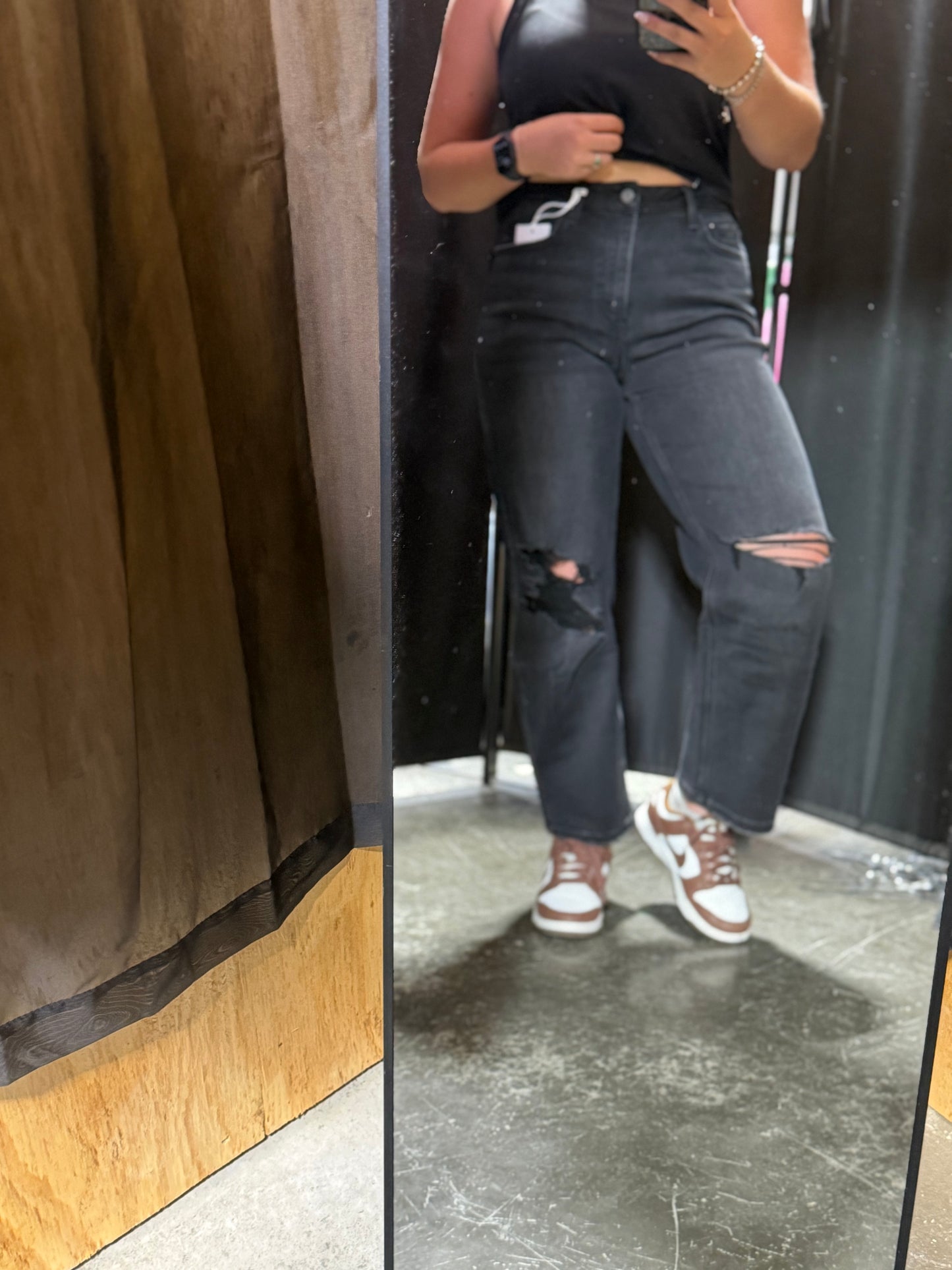 HIGH RISE DISTRESSED BLACK BARREL JEANS T6568