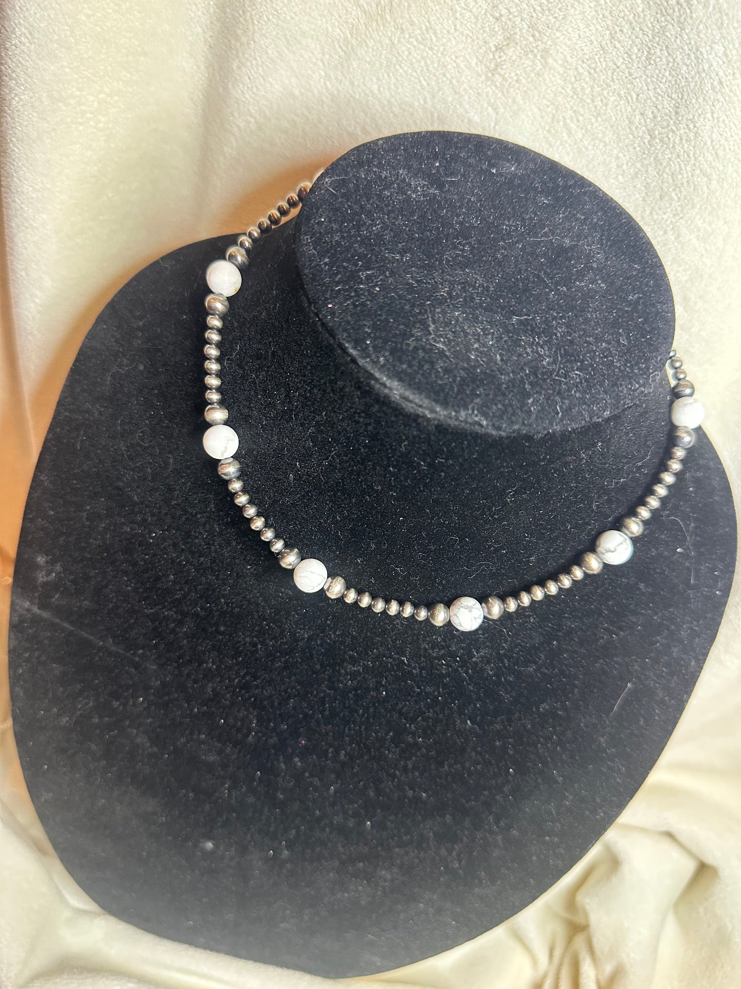white howlite graduated necklace