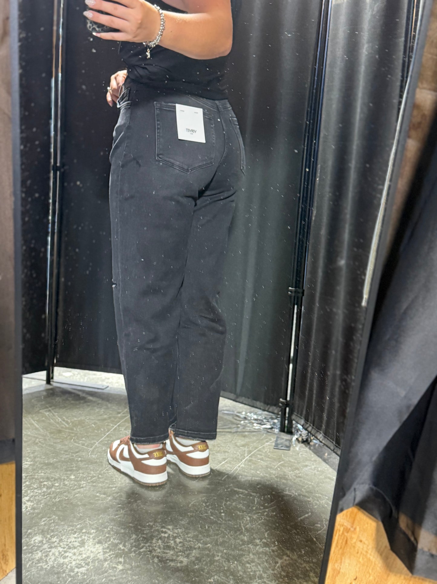 HIGH RISE DISTRESSED BLACK BARREL JEANS T6568