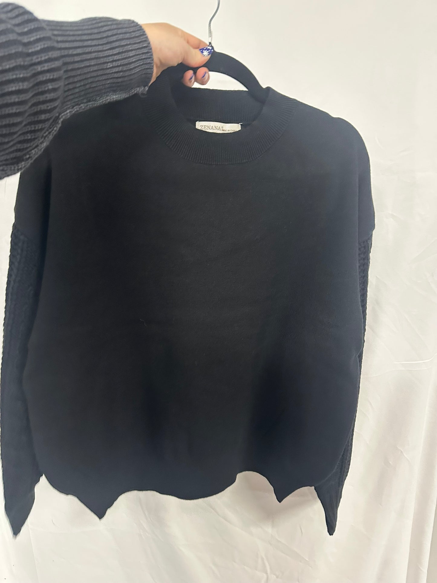 Cable knit sleeve round neck sweater