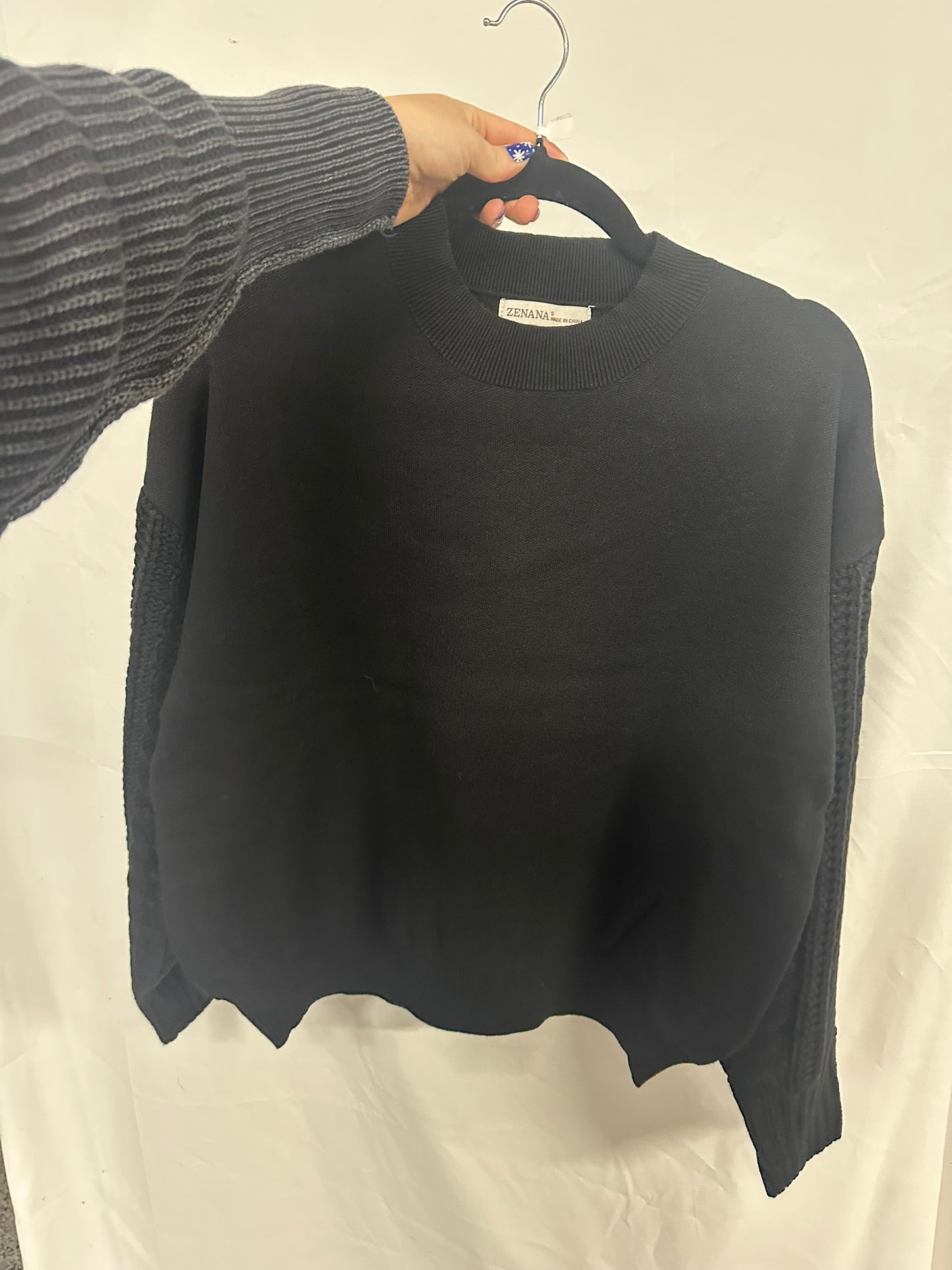 Cable knit sleeve round neck sweater